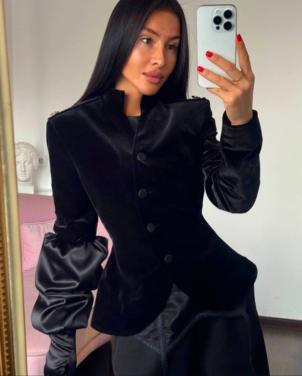 Жакет из бархата имеет дорогой вид.