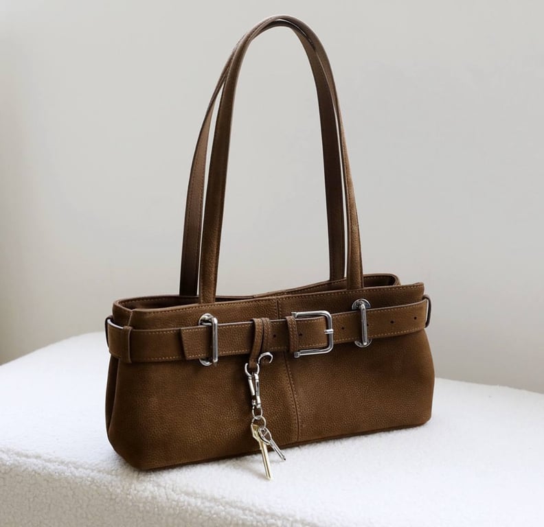 Сумка з пряжкою має попит цього сезону