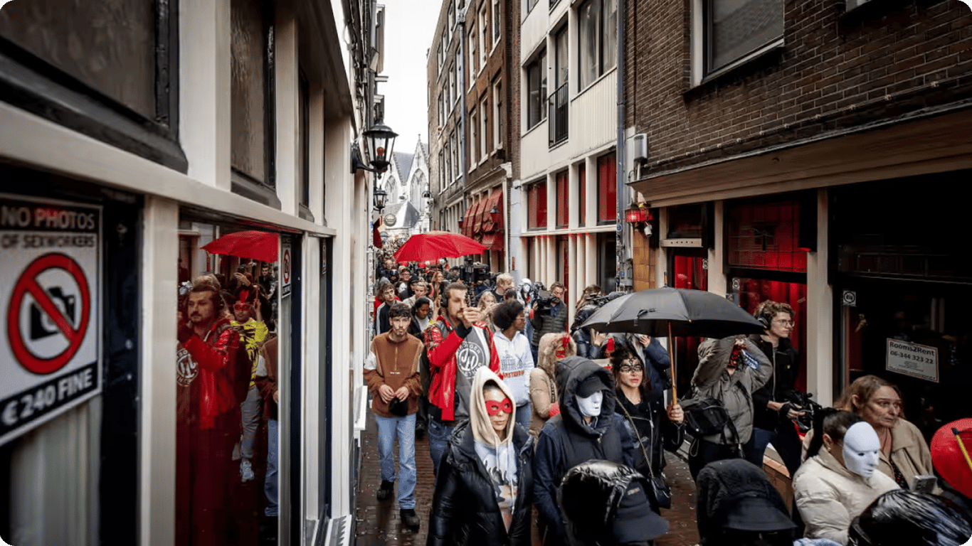 В Амстердаме начались протесты из-за переноса "квартала красных фонарей"