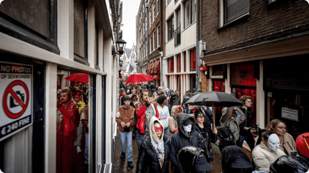В Амстердамі почалися протести через перенесення "кварталу червоних ліхтарів" - 285x160