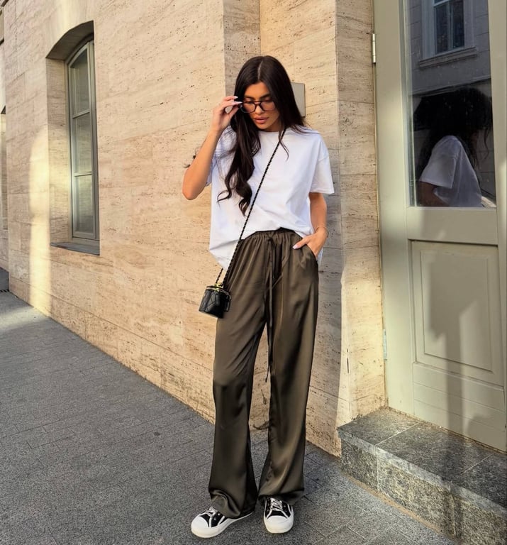 Шовкові штани мають елегантний вигляд цього сезону