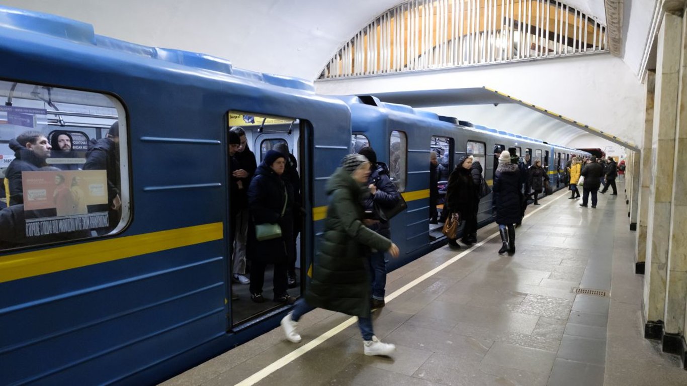 Вода зіпсувала стіни — у метрополітені Києва протікає ще одна станція