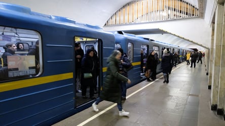 Вода зіпсувала стіни — у метрополітені Києва протікає ще одна станція - 285x160