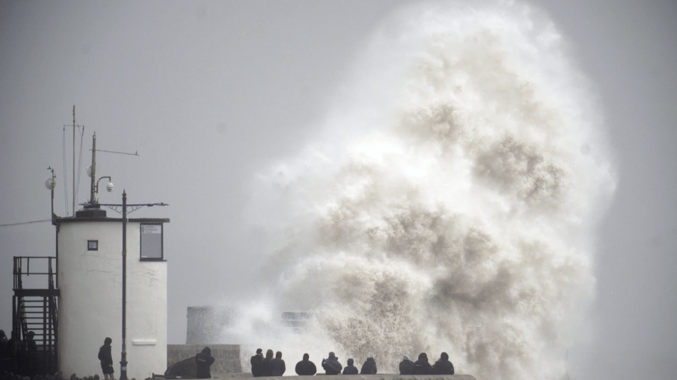 Шторм в Англії та Ірландії