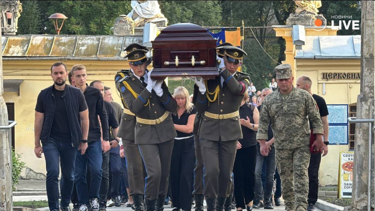 Во Львове начался парастас по Парубию — фоторепортаж - фото 1