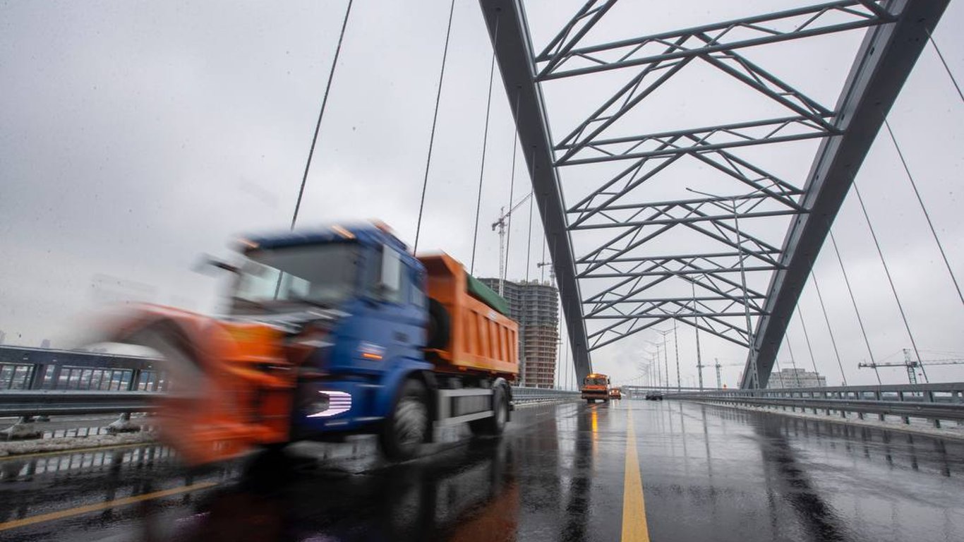 У Києві на Подільському мосту відкрили рух транспорту