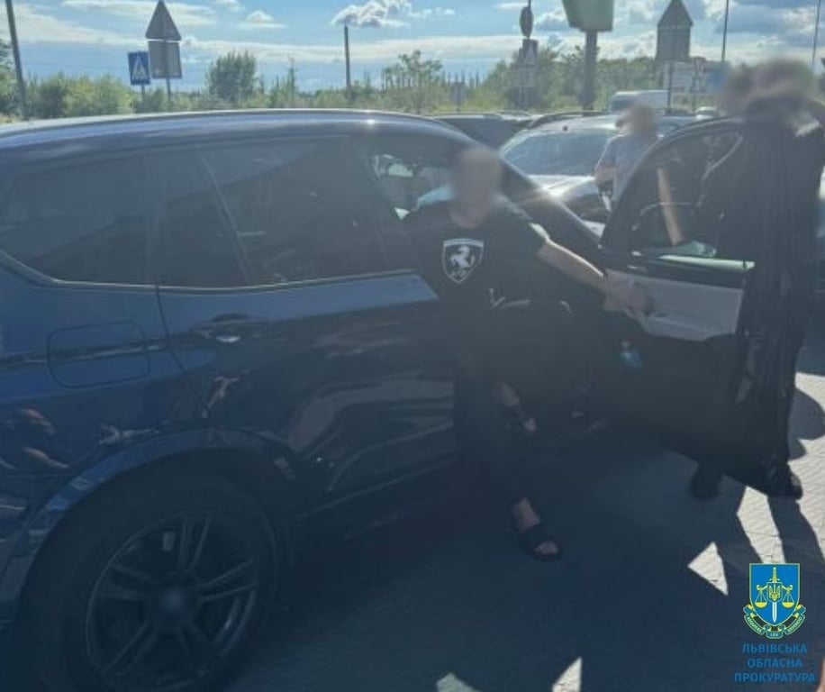 Чоловік організував злочинну схему для втечі за кордон ухилянтів