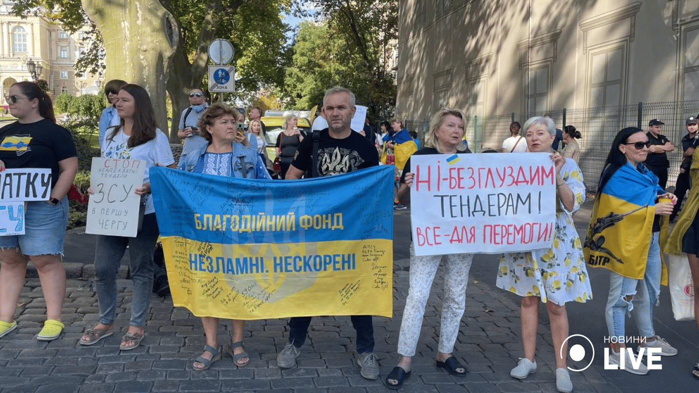 В Одессе проходят митинги возле городского совета