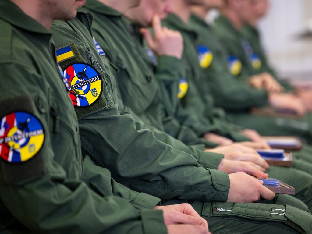 Українські пілоти продовжать своє навчання на F-16 у Франції - фото 3