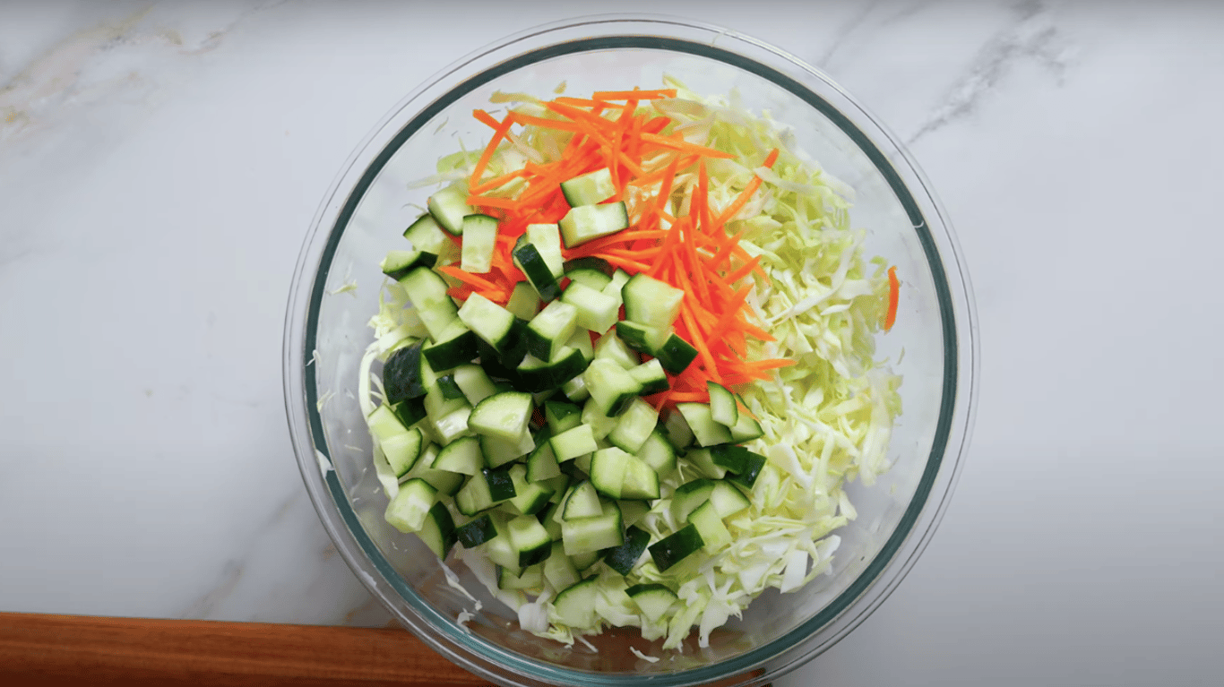 рецепт салата з молодої капусти 