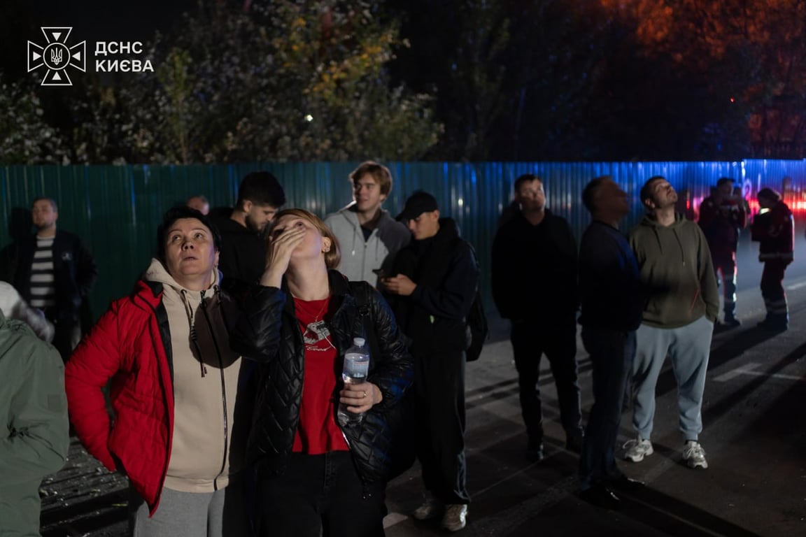 Кияни біля місця удару після нічної атаки 1 жовтня