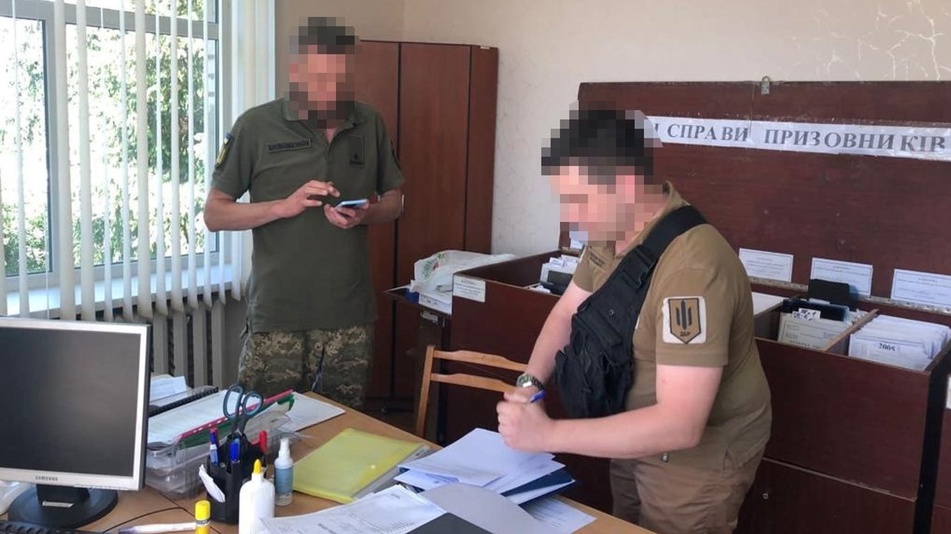На Київщині затримали воєнкома, який відправляв ухилянтів за кордон