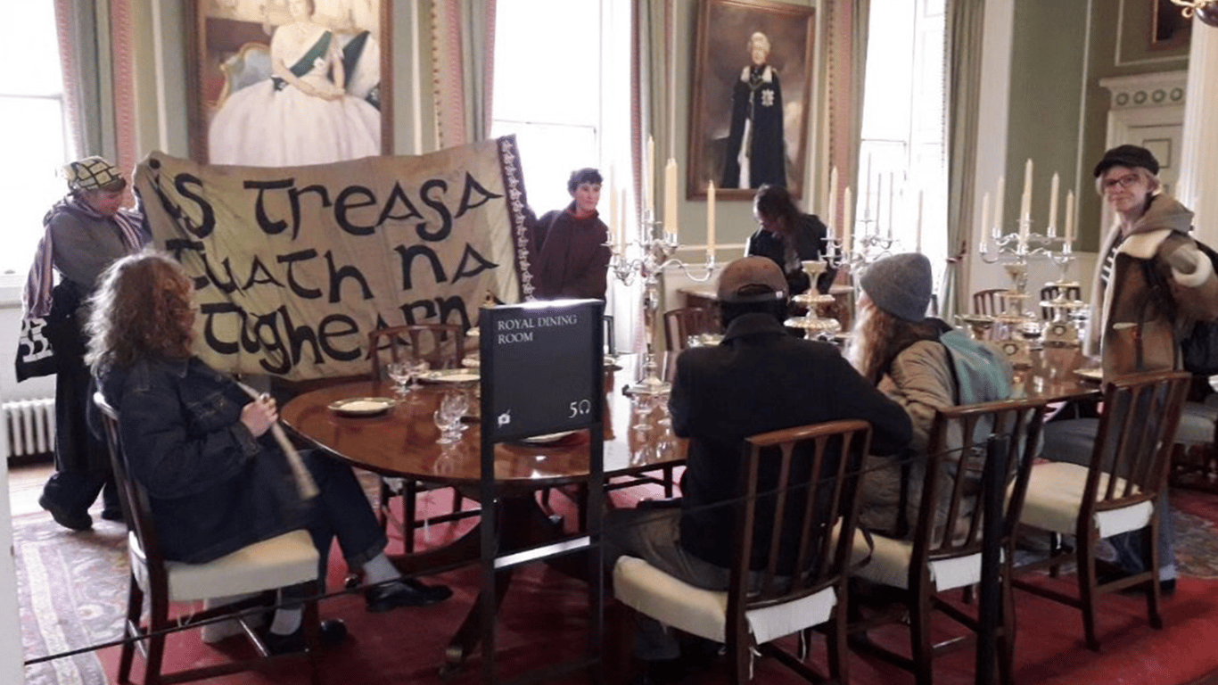 Активісти увірвались до резиденції короля Чарльза і всілися їсти за його стіл