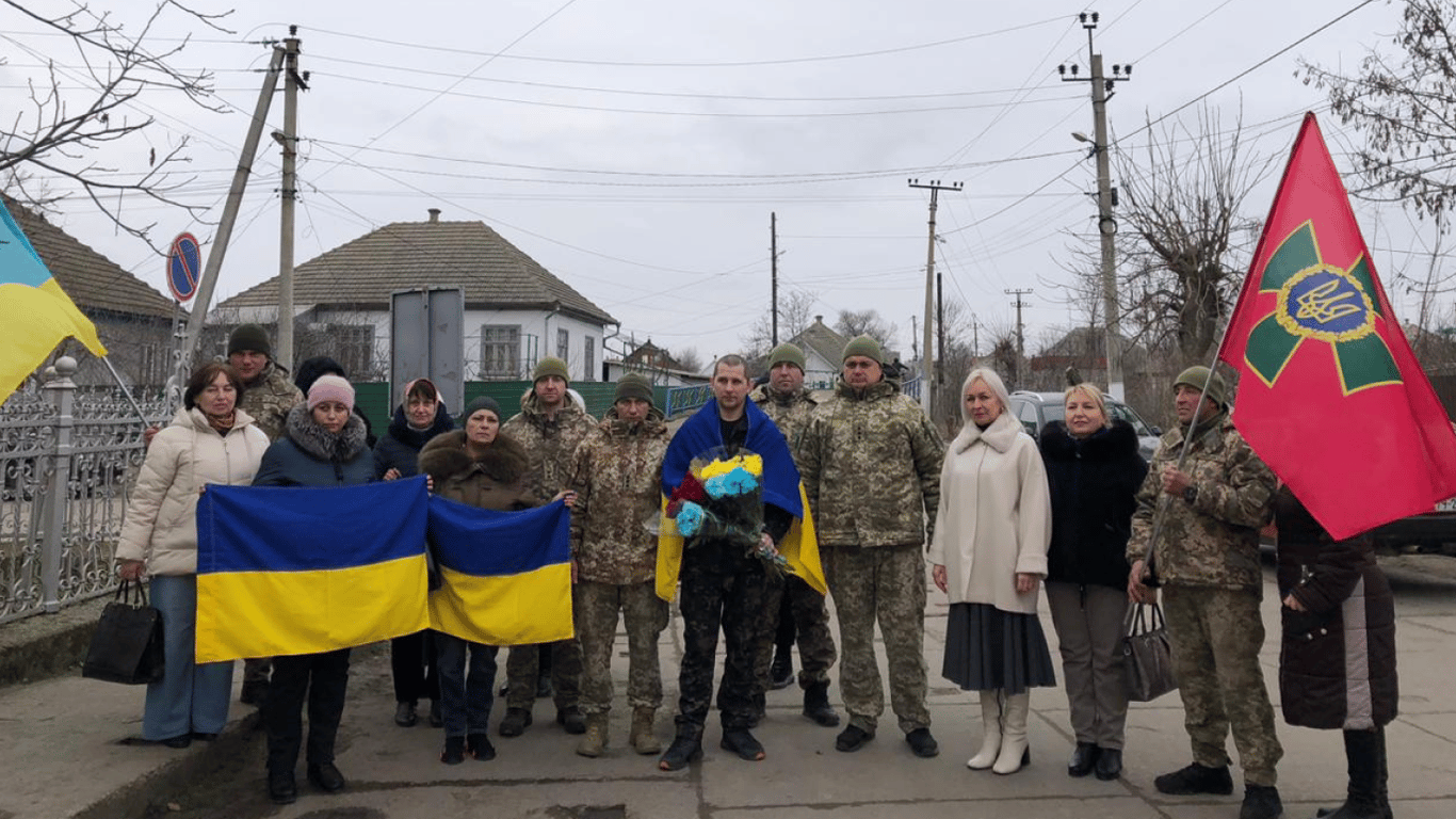 Захисник з Одещини повернувся додому після 34 місяців полону