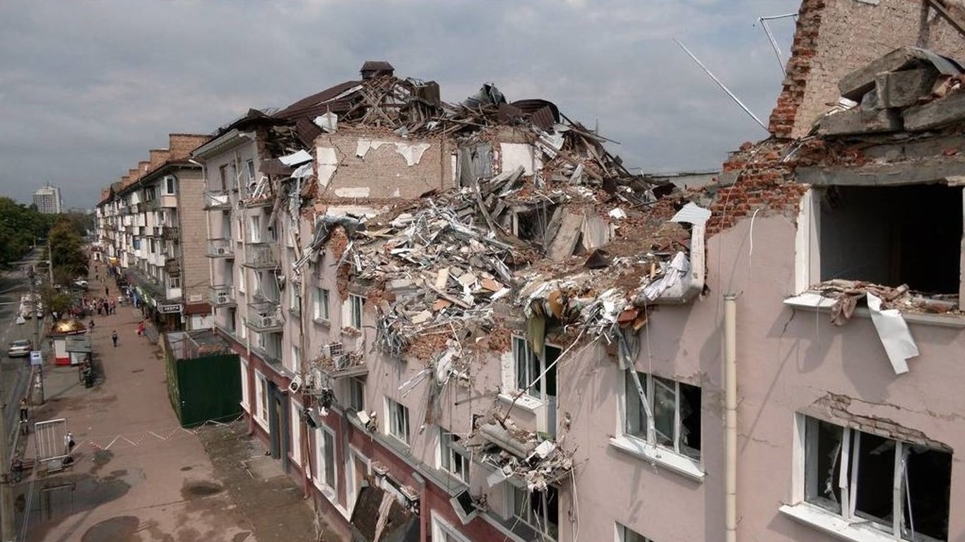 У Чернігові демонтують готель, який зруйнували російські окупанти