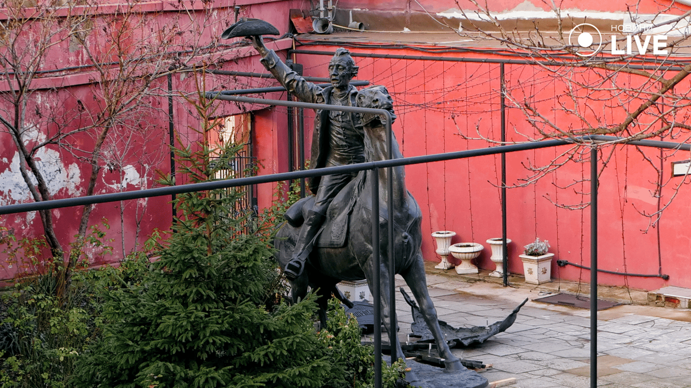 В Одессе памятник Суворову демонтирован