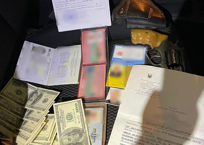 Підробляв паспорти — на Одещині викрили торговця фальшивками - фото 1