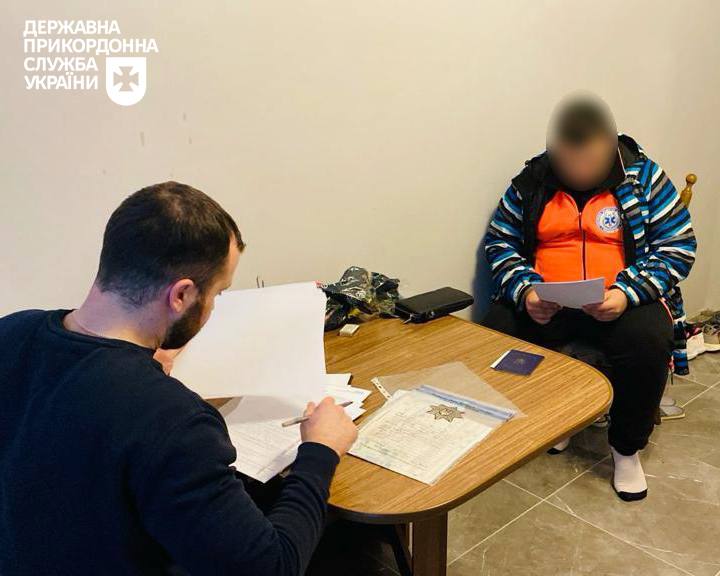 Фігурант справи та працівник прокуратури