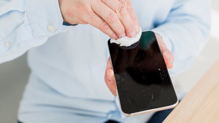 Чем безопасно протирать смартфон, чтобы не повредить экран - 285x160