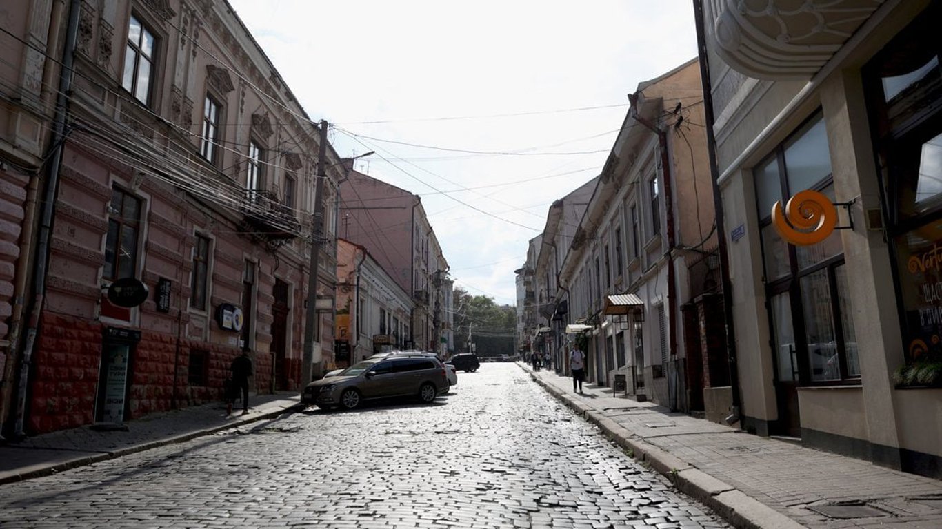 "Золота" бруківка — у Чернівцях на ремонт вулиці виділили десятки мільйонів гривень