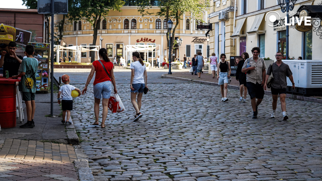Люди гуляють на Дерибасівській. Фото: Новини.LIVE 