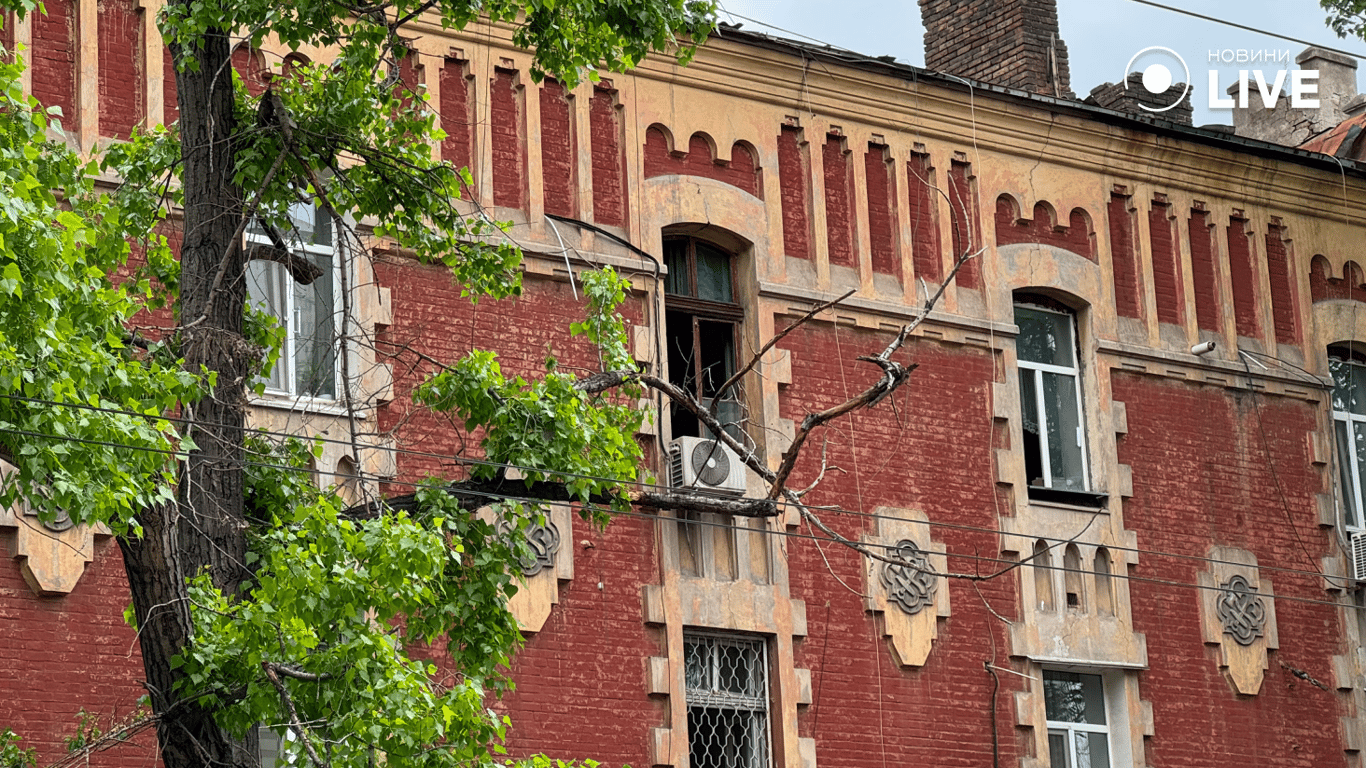 Пошкоджений будинок в Одесі