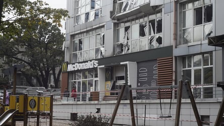 Через російську атаку на Київ пошкоджені будинок і McDonald’s: фоторепортаж - 304x171