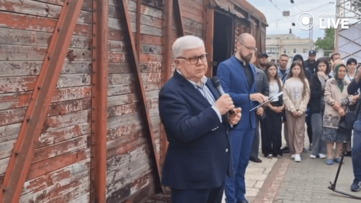 80-ті роковини депортації кримських татар — на Одеському вокзалі відбувся перформанс - фото 4