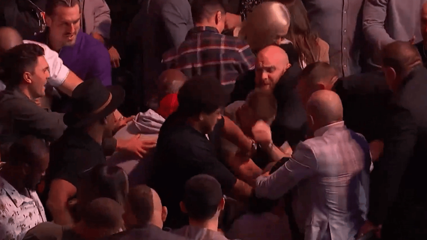 Чемпіон UFC накинувся на суперника прямо в залі для глядачів — відео бійки