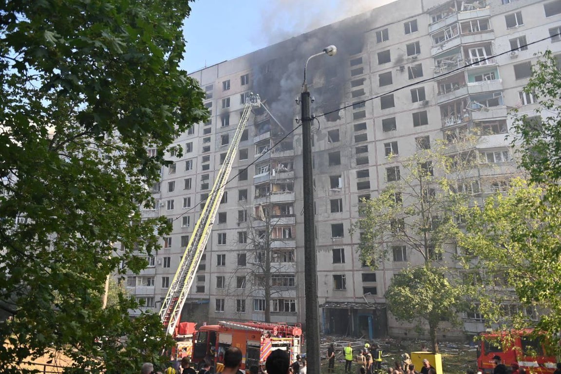 Окупанти за добу 14 разів вдарили по Харківщині — є багато поранених і загиблий - фото 2