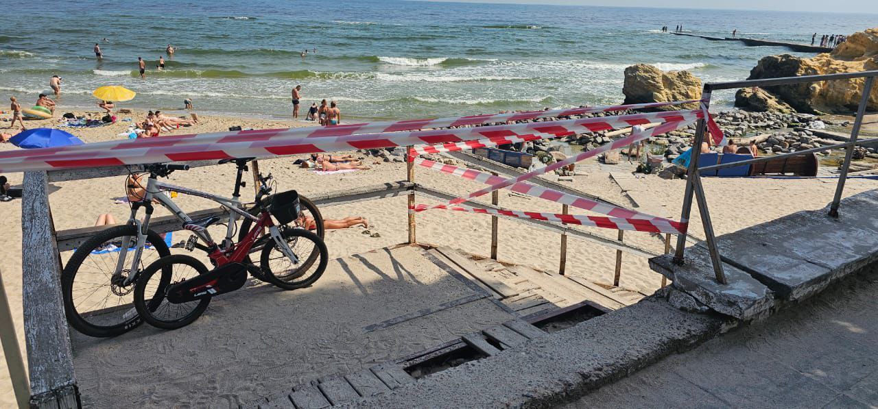 Небезпечна ділянка — доступ до частини популярного пляжу в Одесі закритий - фото 1