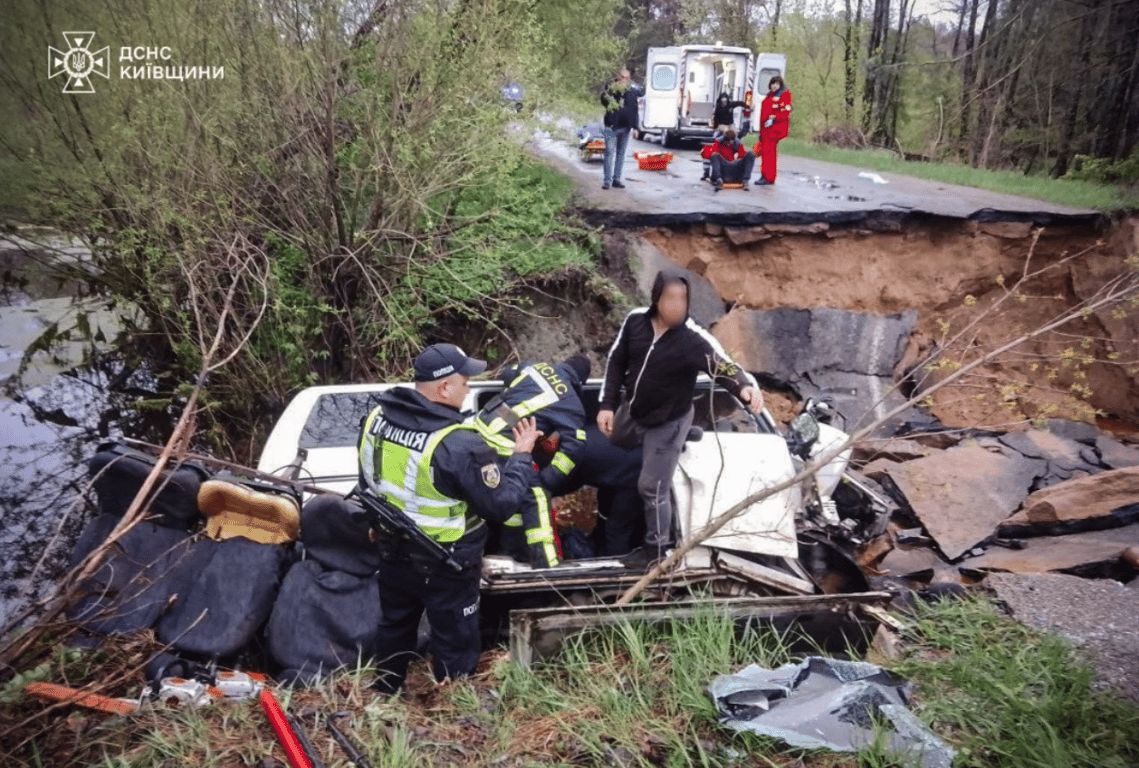 Провал мікроавтобуса під землю 