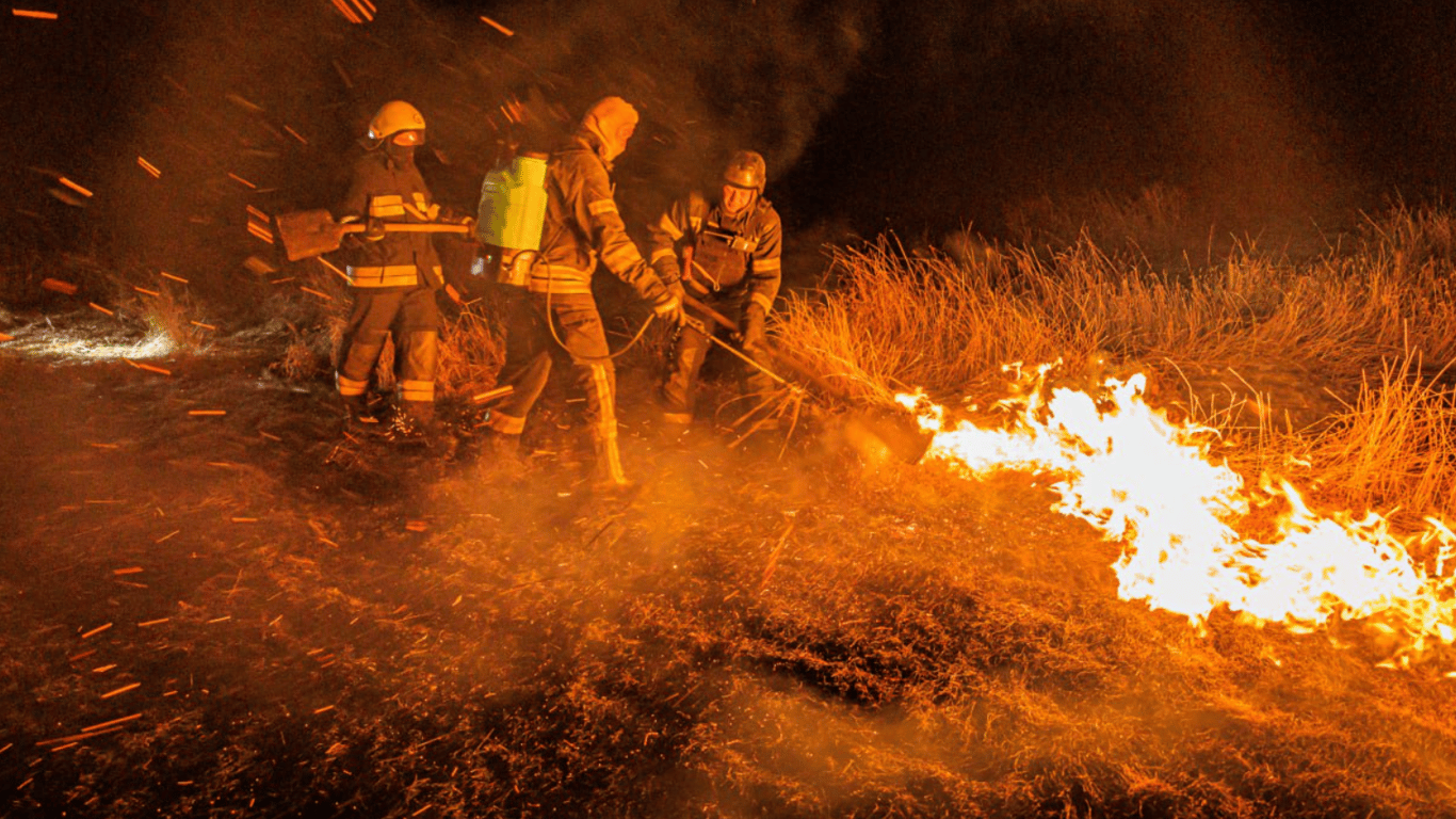 Целое село оказалось в опасности — на Харьковщине произошел масштабный пожар сухой травы
