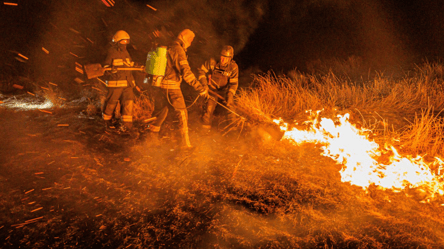 Целое село оказалось в опасности — на Харьковщине произошел масштабный пожар сухой травы - 285x160