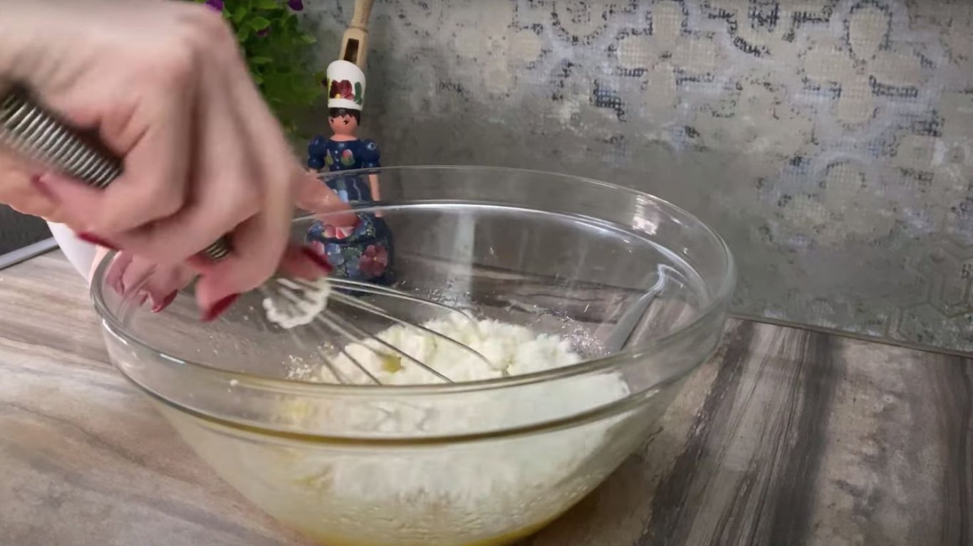 млинці на сніданок з ковбасою та овочами