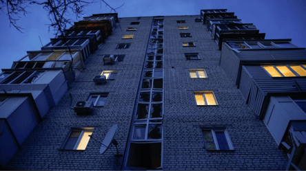 Обстріл столичної Солом'янки: як проходять ремонтні роботи в одному з будинків - 285x160