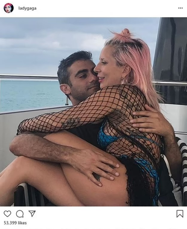 Леді Гага в обіймах коханого