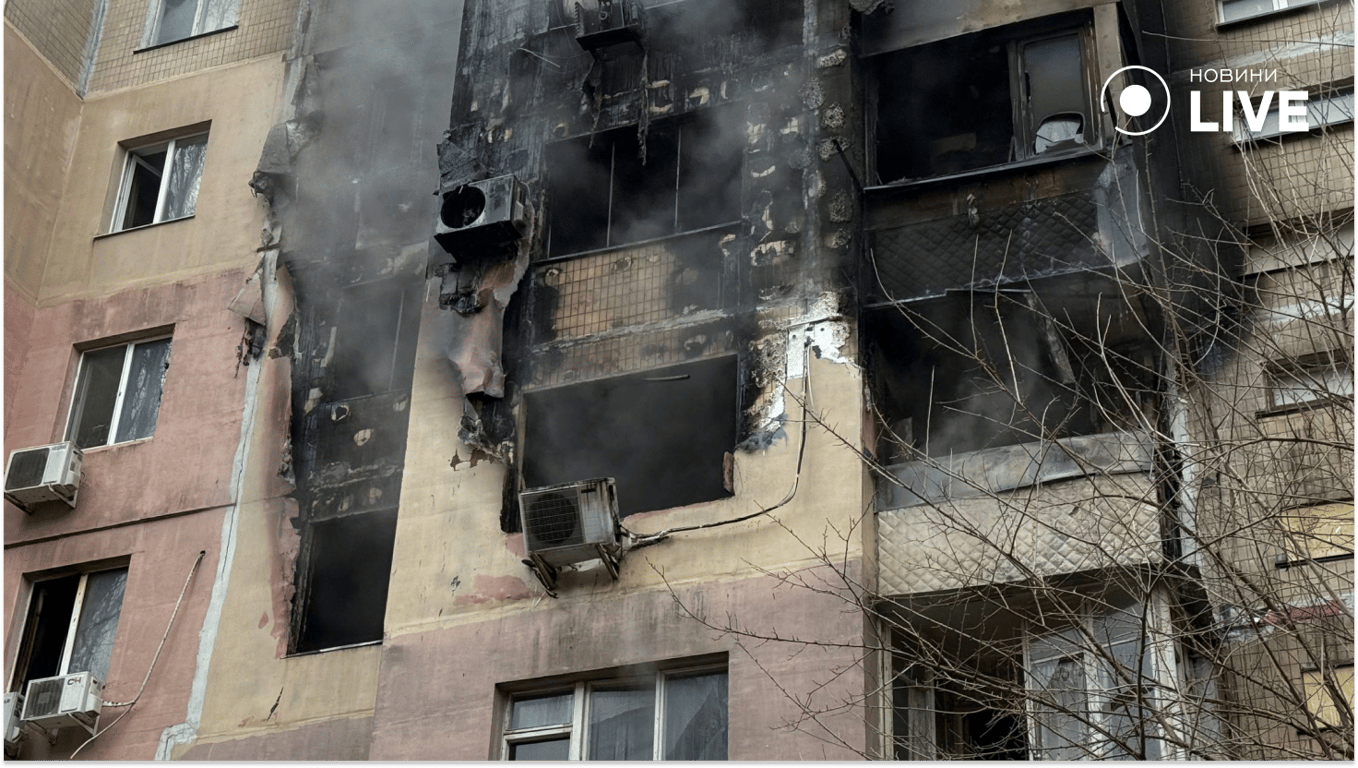 На місці атаки в Одесі спалахнула пожежа