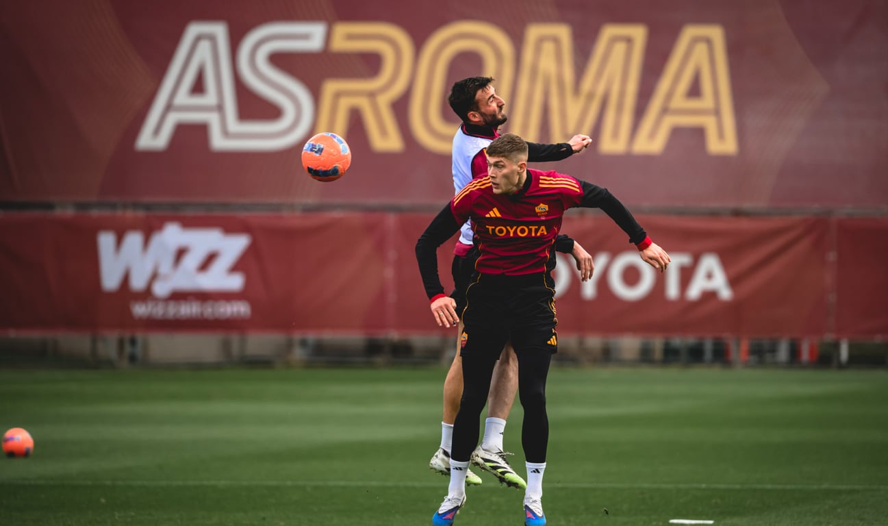 Артем Довбик против Брайана Кристанте на тренировке "Ромы" в декабре 2025 года