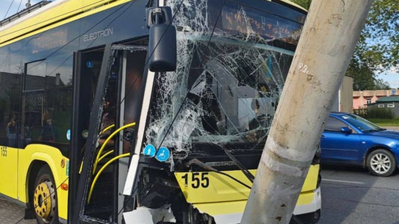 Під час ДТП з тролейбусом у Львові постраждав водій та шестеро пасажирів