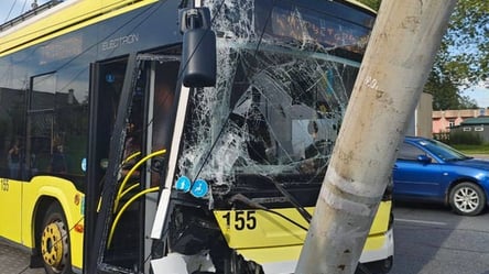 У Львові тролейбус врізався у стовп — є постраждалі серед пасажирів - 285x160