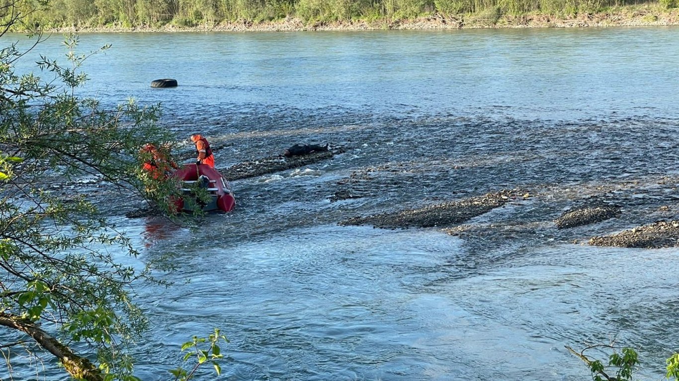 Пограничники обнаружили в Тисе тела двух затонувших мужчин