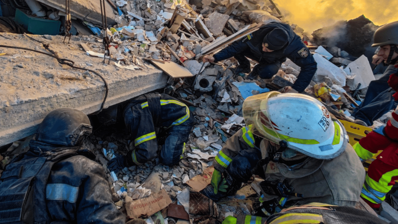В Купянске спасатели достали из-под завалов тело еще одного человека