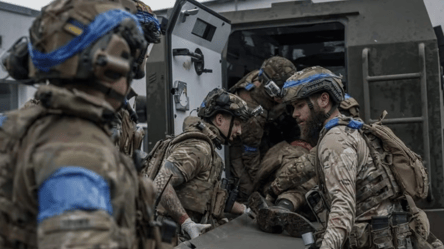 "Азов" шукає бойових медиків — платять гарні гроші - 290x160