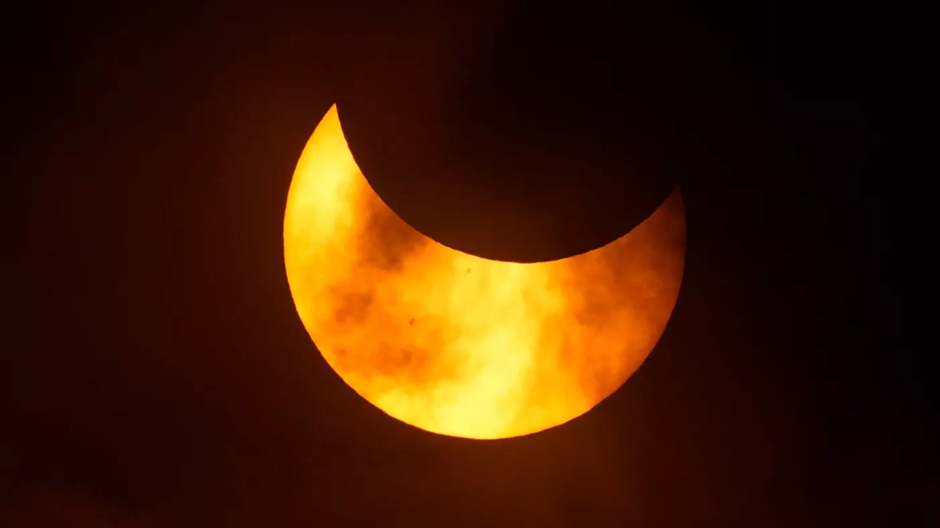 Огненное кольцо: NASA публикует кадры произошедшего сегодня уникального солнечного затмения