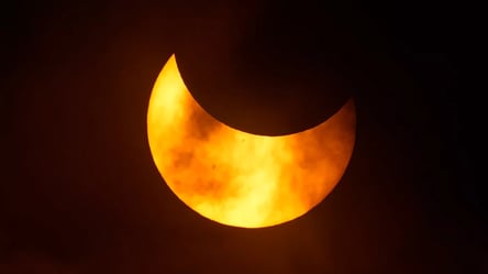 Огненное кольцо: NASA публикует кадры произошедшего сегодня уникального солнечного затмения - 285x160