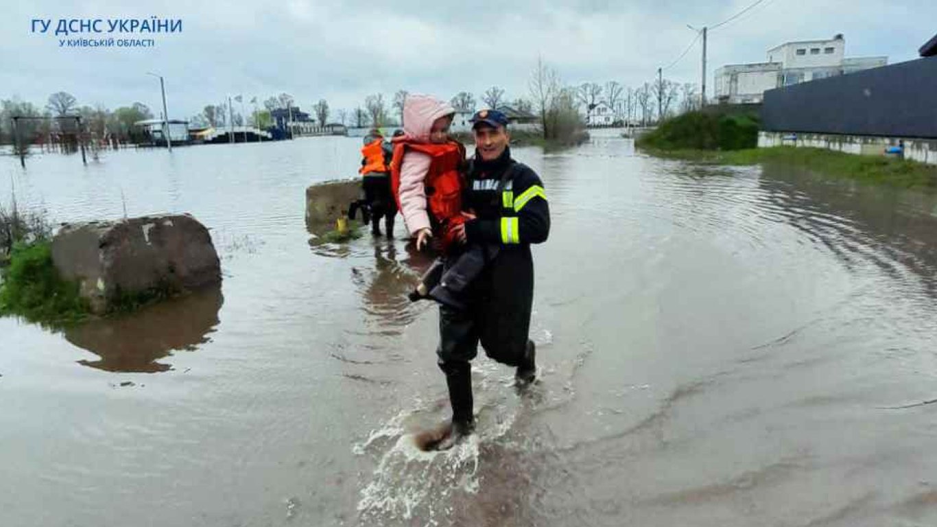 Под Броварами наводнение затопило село: спасательная служба эвакуировала четырех человек