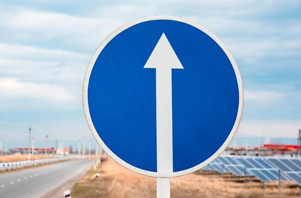 Дорожній знак 4.1 "Рух прямо"