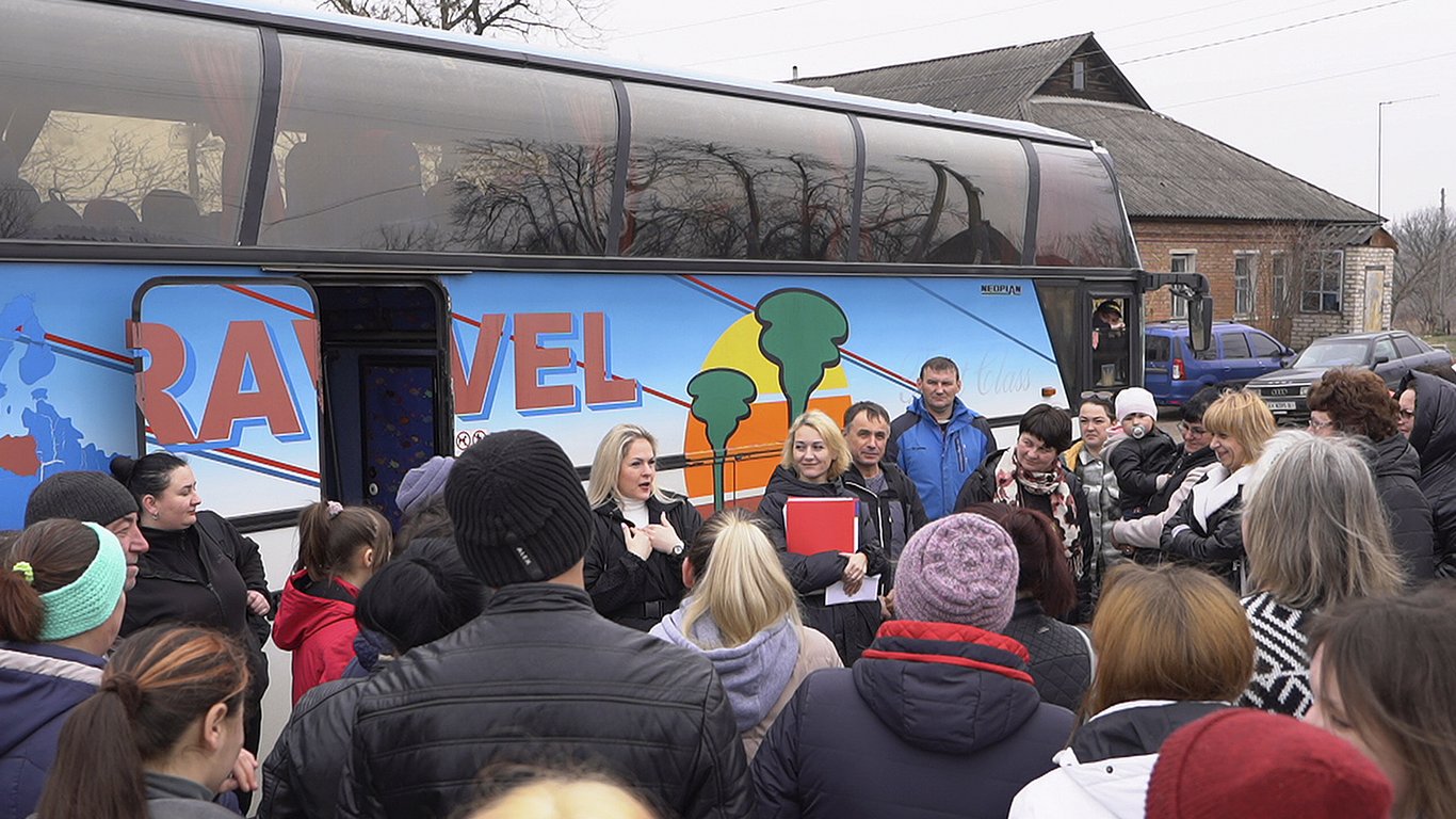 Дети возле автобуса перед поездкой