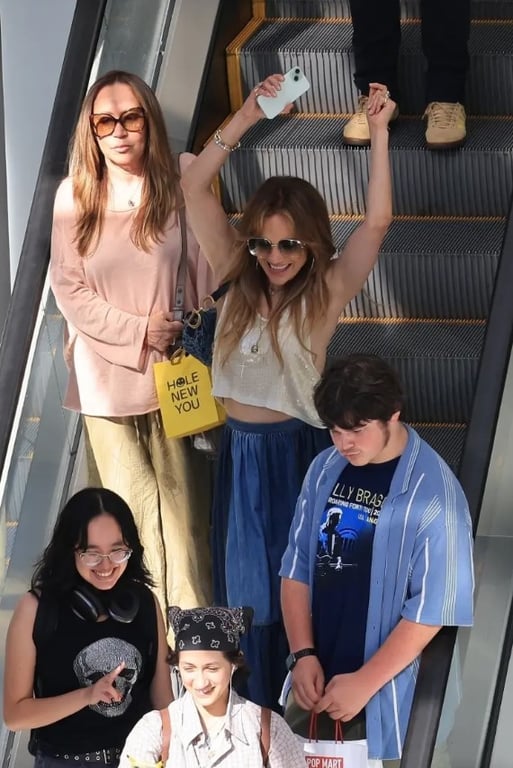 Джей Ло "лікує" рани після розлучення  на спільному шопінгу з донькою - фото 1